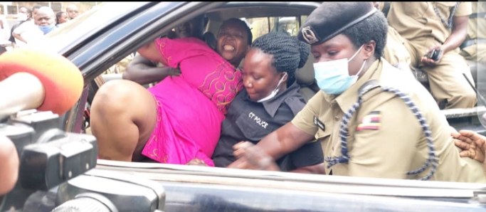 Dr Stella Nyanzi Akwatiddwa Nga Yeekalakaasa Lwa Nfa Ya Muyizi W’e Makerere