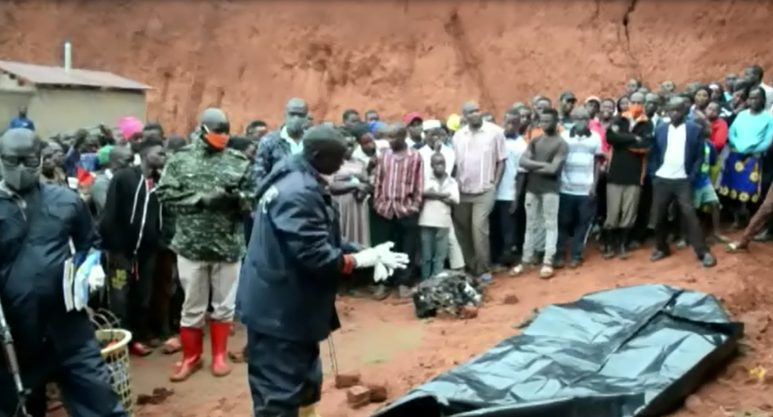 Maama yeekumyeko omuliro n’abaana be,  2 bafu