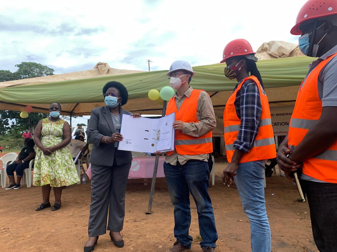 Ab’e Kalangala bafunye amasannyalaze ga UMEME, gaakuyita mu nnyanja