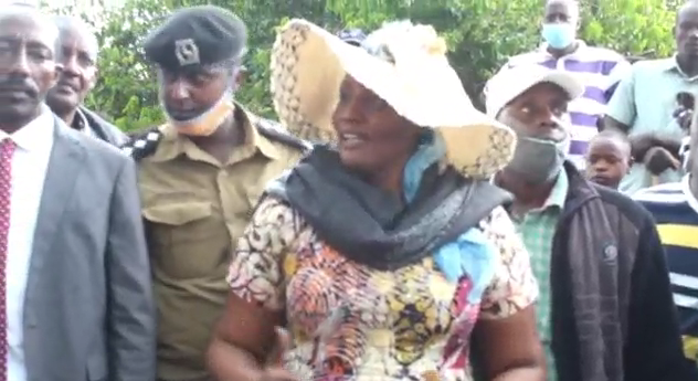 Eyazibye ekkubo erigatta Ssembabule ku Mubende, atadde abatuuze ku bunkenke