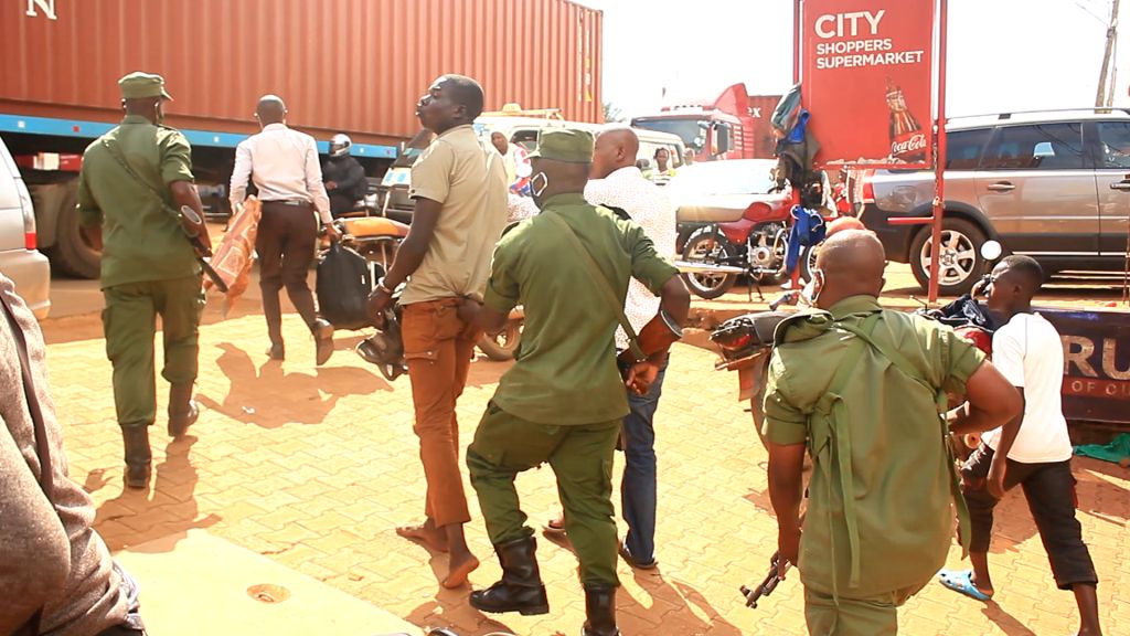 BIZUUSE : Owa UPDF gwe bakutte n’emmundu yagibbye ku munne