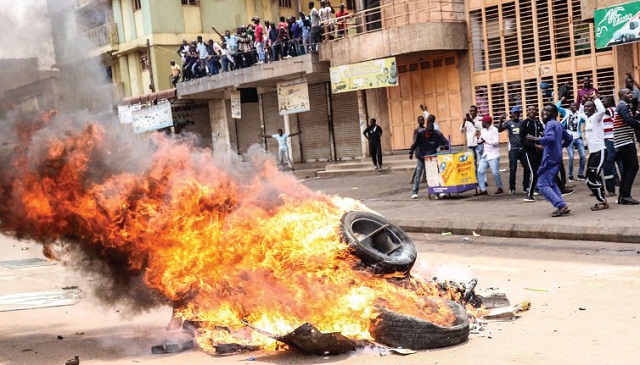 Ab’oluganda lwa bakwatiddwa mu kwelakaasa , baagala poliisi ebayimbule