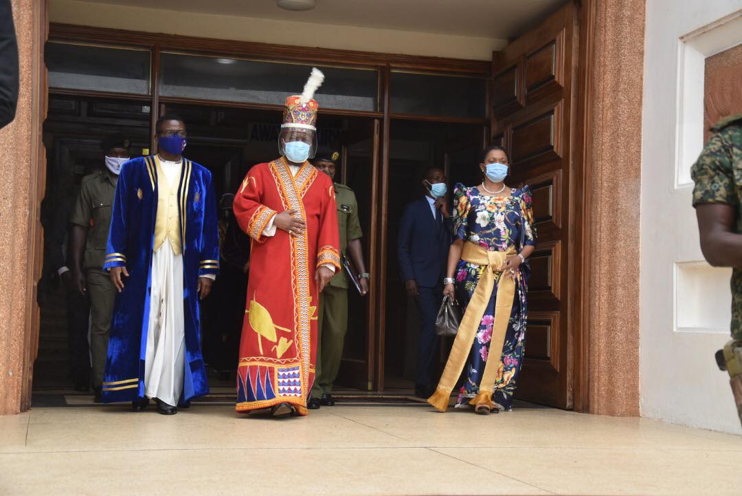Kabaka agguddewo Olukiiko lwa Buganda olwa 28