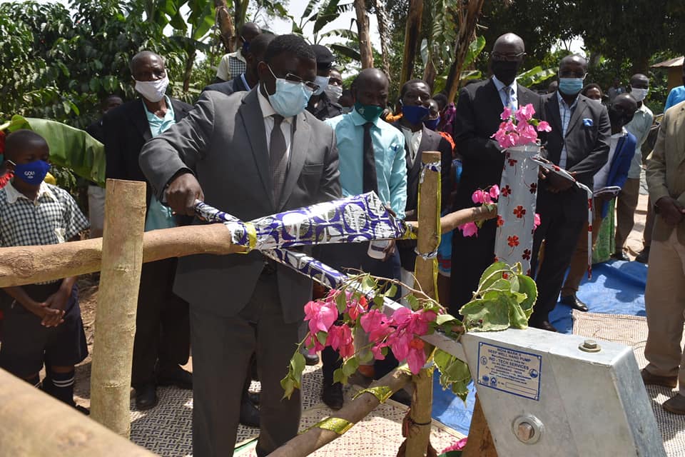 Owek. Kaawaase atongozza nayikondo ezinaawa abantu amazzi amayonjo