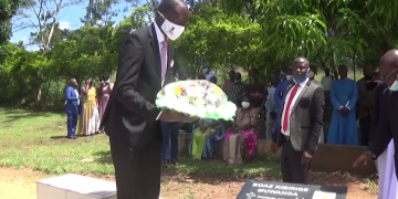 Minisita Kiyimba akunze abantu beegemese Corona