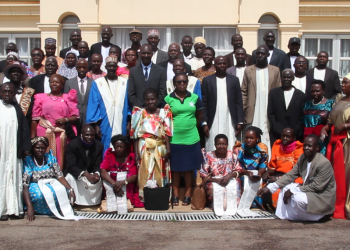 Minisita Kiyimba alabudde ababungeesa eng’ambo ku Beene