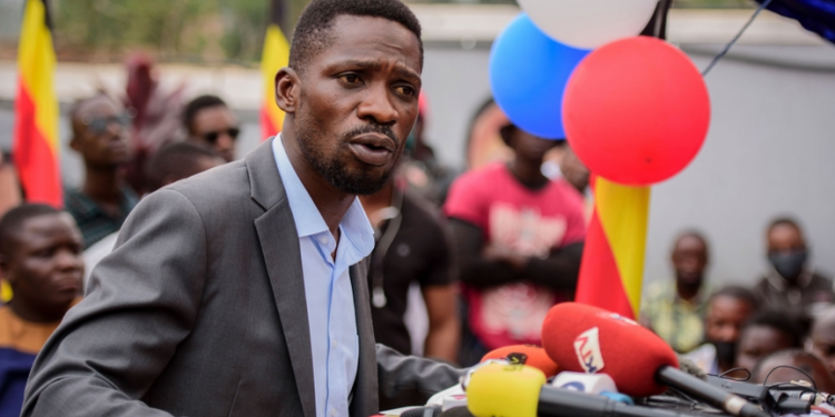 Bobi Wine: Museveni ali mu bbanga, amawanga g’ebweru gatandise okumusosola