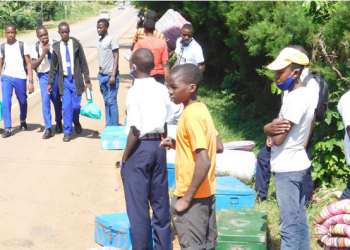 Abayizi abalagiddwa okudda ewaka bibasobedde, bakonkomalidde ku kkubo