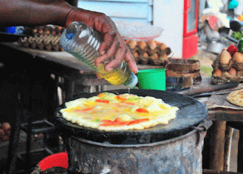 Balabudde okutega obutwa abapoliisi ababaliira eby’okulya nga bakwasisa kafyu