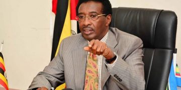 Temwelariikirira ku kkampuni egenda okuteeka mu mmotoka obuuma obuzirondoola  – Minisita Muhwezi