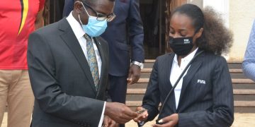 Katikkiro Mayiga asisinkanye abakungu okuva mu FIFA