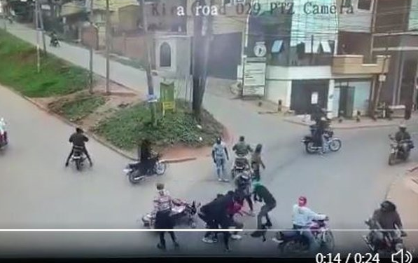 Bakutte 12 abaakwatibwa kkamera nga babba Omuyindi