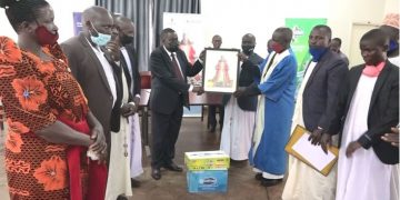 Abazadde basabiddwa obutatuuza baana naye babasomeseze awaka