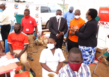 Minisita Bwanika asabye abantu okujjumbira okugaba omusaayi