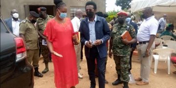 Ababaka batabukidde Minisita Muhwezi ku ttemu ly’ebijambiya