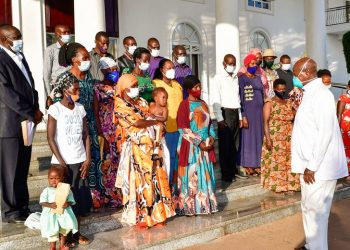 Museveni akubagizza abeng’anda z’abattiddwa ab’ebijambiya n’obukadde 250