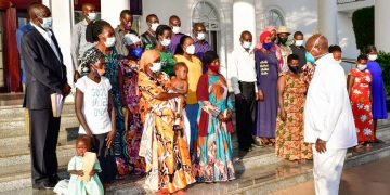 Museveni akubagizza abeng’anda z’abattiddwa ab’ebijambiya n’obukadde 250