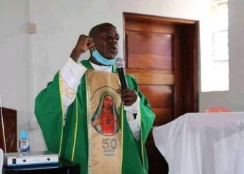 Fr. Mugisha aggyiddwako omusango gw’okutemula omuvubuka eyali abba emmotoka ye