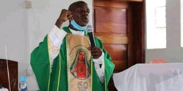 Fr. Mugisha aggyiddwako omusango gw’okutemula omuvubuka eyali abba emmotoka ye