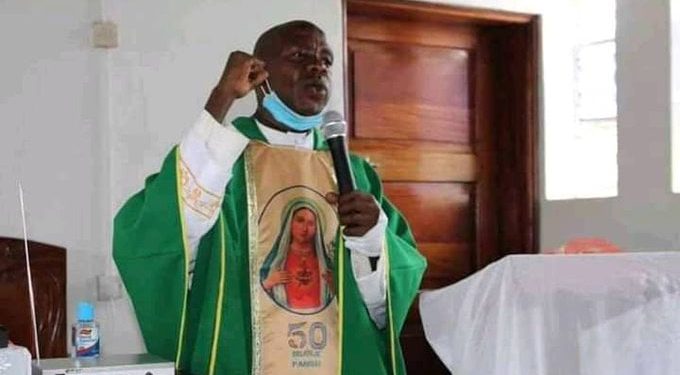Fr. Mugisha aggyiddwako omusango gw’okutemula omuvubuka eyali abba emmotoka ye