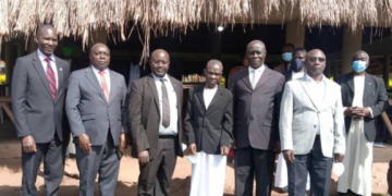 Minisita Kyewalabye Male agumizza ab’Empologoma ku butaka bwabwe