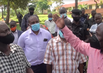 Minisita Ogwanga atabuse; akutte abakozi ba gavumenti 6 lwakudibaga mirimu