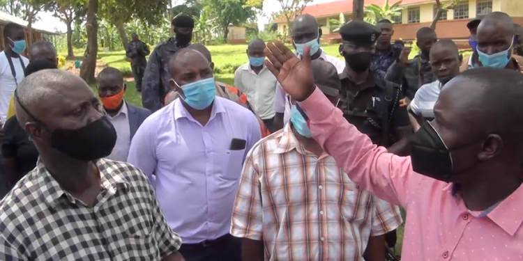 Minisita Ogwanga atabuse; akutte abakozi ba gavumenti 6 lwakudibaga mirimu