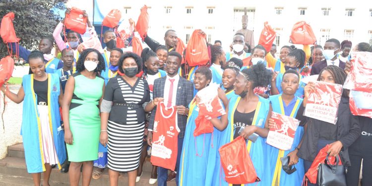 Abantu beeyongedde okugula emijoozi gya Kabaka Birthday Run