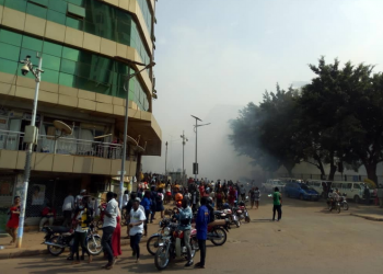 Bbomu 2 zibwatuse okuliraana poliisi ne Palamenti