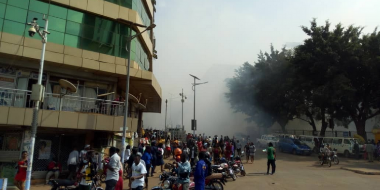 Bbomu 2 zibwatuse okuliraana poliisi ne Palamenti