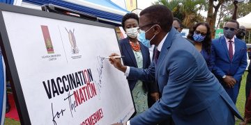 Katikkiro Mayiga atongozza okugema COVID-19 okw’ekikungo