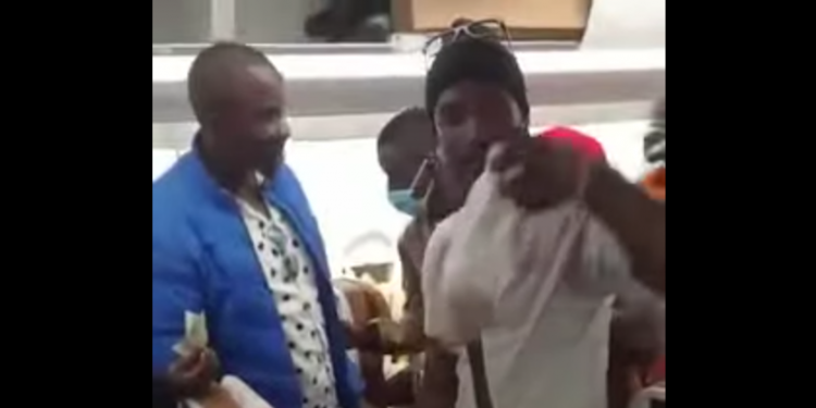 Abaatembeeyezza enseenene ku nnyonyi bakwatiddwa