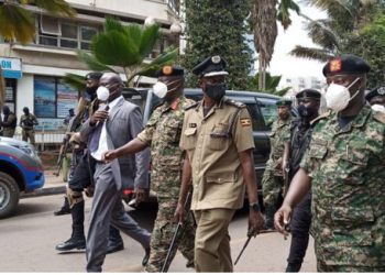 Abapoliisi abasoba 17 be balumiziddwa mu kubwatuka kwa bbomu mu Kampala