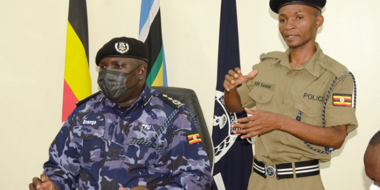 Ab’ebyokwerinda batandise okunoonyereza ku ttemu erikolebwa ku bapoliisi