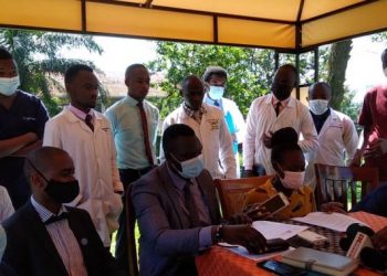 Abakulira badokita abali mu kugezebwa, batadde gavumenti ku nninga esazeemu eky’okubagoba