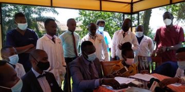 Abakulira badokita abali mu kugezebwa, batadde gavumenti ku nninga esazeemu eky’okubagoba