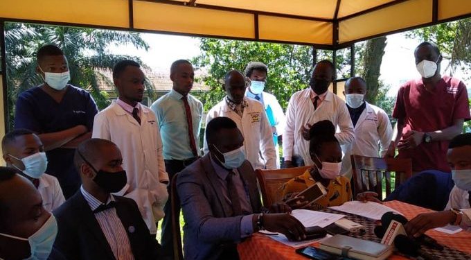 Abakulira badokita abali mu kugezebwa, batadde gavumenti ku nninga esazeemu eky’okubagoba