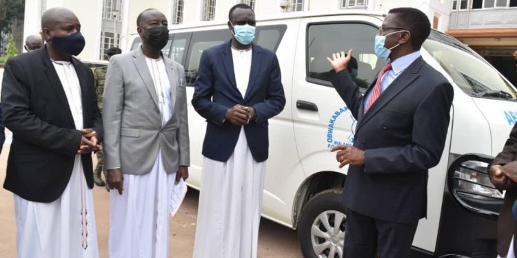 Ssaabasajja agulidde Abataka b’Obusolya emmotoka