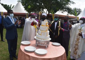 Katikkiro Mayiga asiimye emirimu egikoleddwa Omusumba Ssemogerere