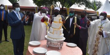 Katikkiro Mayiga asiimye emirimu egikoleddwa Omusumba Ssemogerere