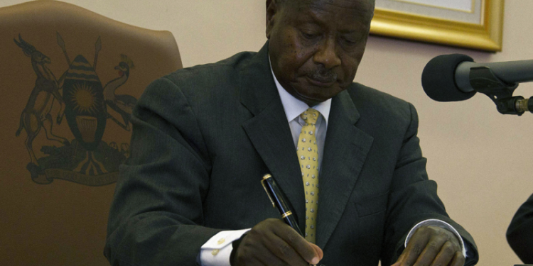 Pulezidenti Museveni atadde omukono ku tteeka  erikkiriza abaterese ne NSSF okumala emyaka 10 okuweebwa ssente