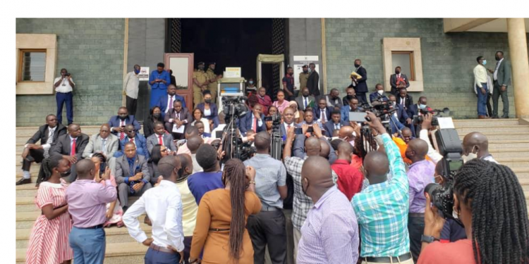 Ababaka ku ludda oluvuganya beekalakaasizza lwa bannaabwe n’abawagizi abavundira mu makomera