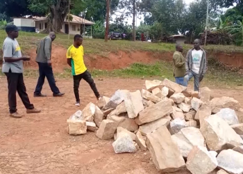 Eggombolola y’e Ssisa erugenda, Waliwo abakaayanira ettaka kw’eri