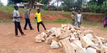 Eggombolola y’e Ssisa erugenda, Waliwo abakaayanira ettaka kw’eri