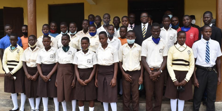 Katikkiro Mayiga amalirizza okulambula Buvuma, akuutidde abazadde ku kuweerera abaana