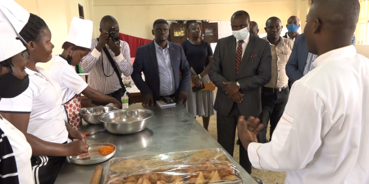 Minisita Ssekabembe asabye abavubuka okwettanira ebyemikono