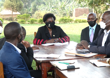 Abakulira amasomero g’Obwakabaka balaajanye ku kibbattaka