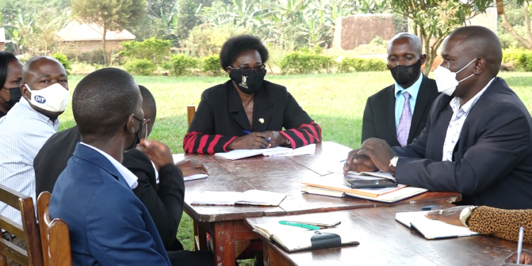 Abakulira amasomero g’Obwakabaka balaajanye ku kibbattaka