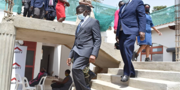 Katikkiro Mayiga agumizza abantu  ku magye agali ku mbuga y’e Kyaddondo