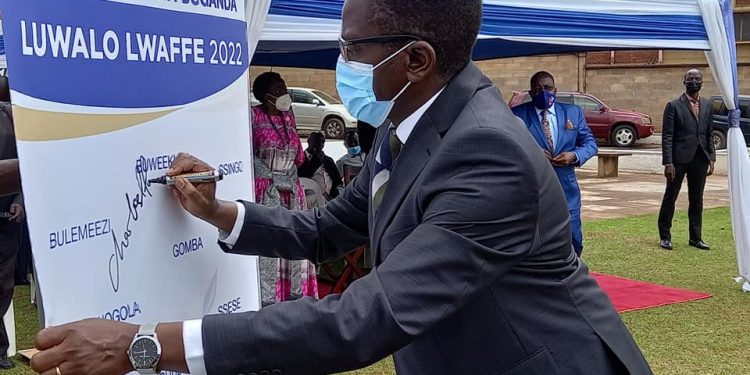 Katikkiro Mayiga awakanyizza ekya Uganda okuva mu mukago gw’abatunda emmwanyi mu nsi yonna